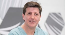 Ignacio Sevilla, director médico de Svenson: «En otoño es normal perder hasta 200 pelos al día, pero si se caen más, hay que estudiarlo»