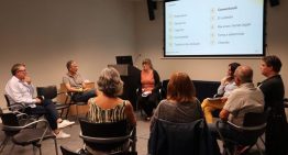 Un estudio demuestra que los grupos de apoyo para cuidadores de personas con demencia precoz reducen su estrés