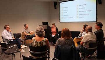 Un estudio demuestra que los grupos de apoyo para cuidadores de personas con demencia precoz reducen su estrés