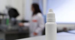Expertos analizan la posibilidad de usar gotas para los ojos en lugar de gafas para leer a medida que envejecemos