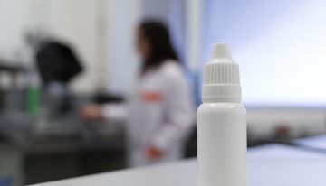 Expertos analizan la posibilidad de usar gotas para los ojos en lugar de gafas para leer a medida que envejecemos