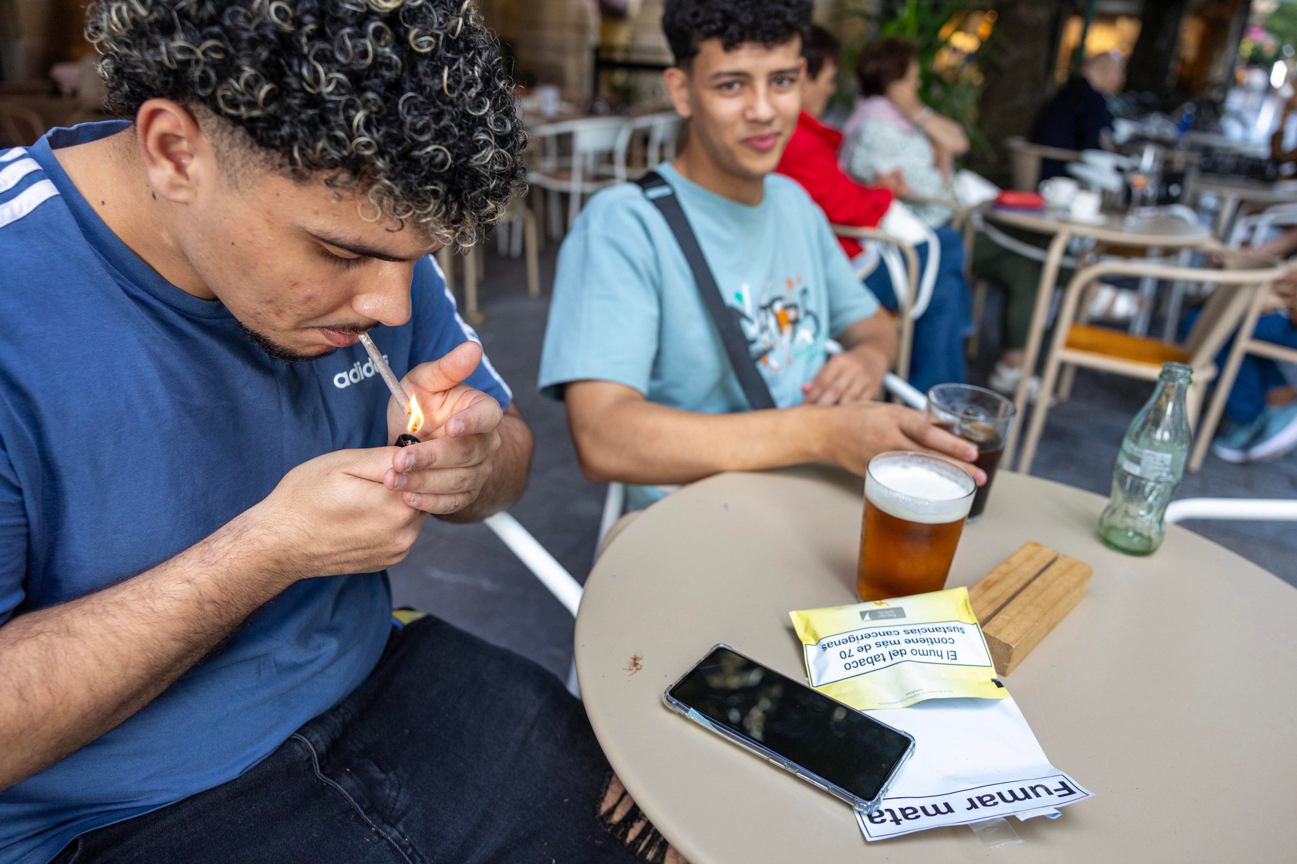 Un joven fumando en una terraza de San Sebastián.