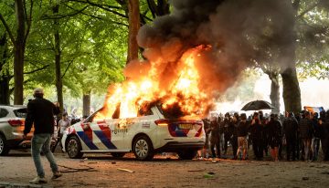 Choques y disturbios violentos durante una protesta contra la inmigración en La Haya
