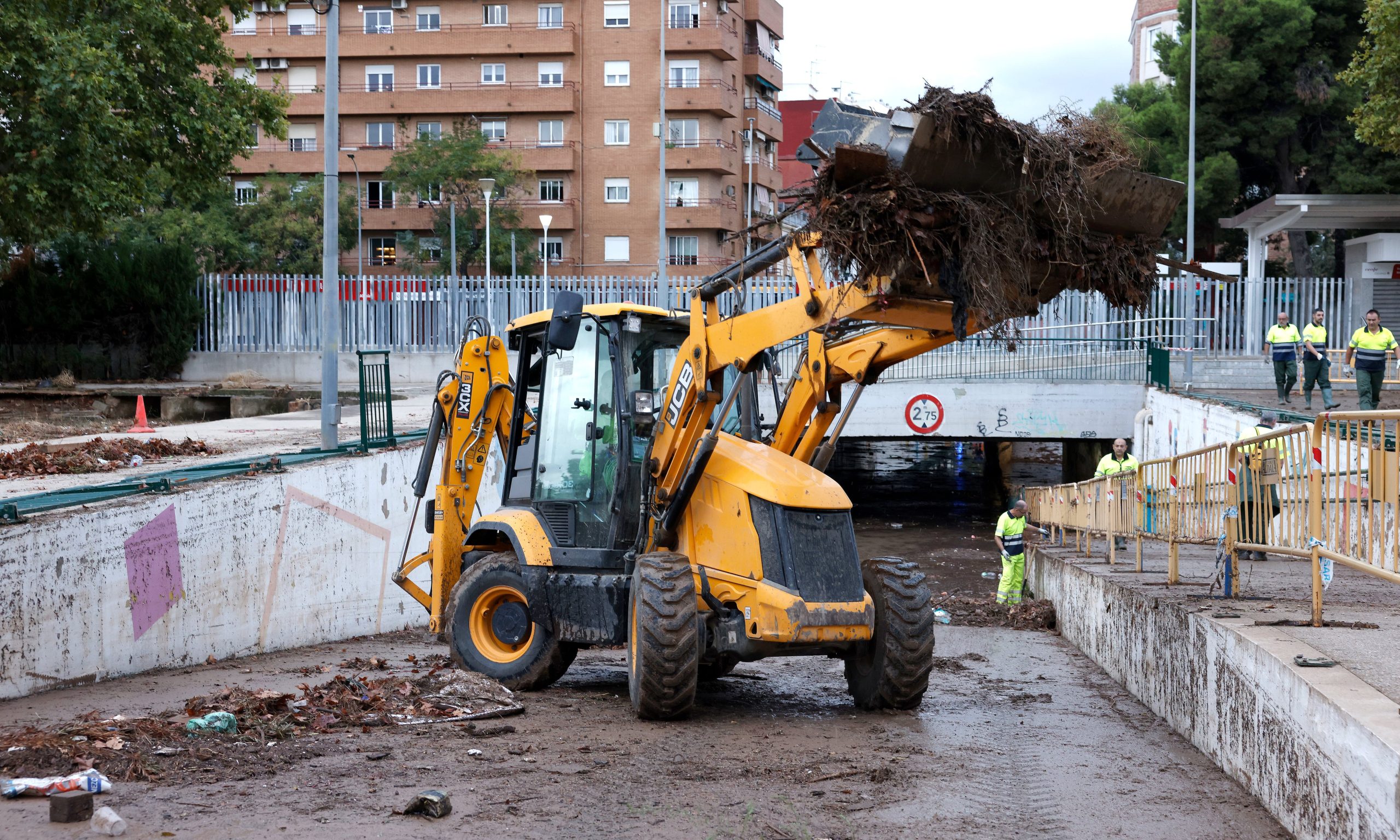 Operarios realizan tareas de limpieza en la localidad de Aldaia este lunes.