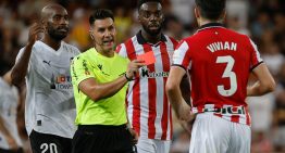 El Valencia resiste primero y supera después a un Athletic con diez