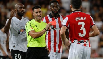 El Valencia resiste primero y supera después a un Athletic con diez