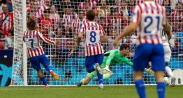 El Atlético destroza al Madrid y da la campanada en el derbi
