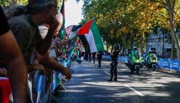 Última etapa de la Vuelta a España en directo | La Policía carga contra los manifestantes propalestinos tras irrumpir en el recorrido a la altura de Atocha, Cibeles y Gran Vía