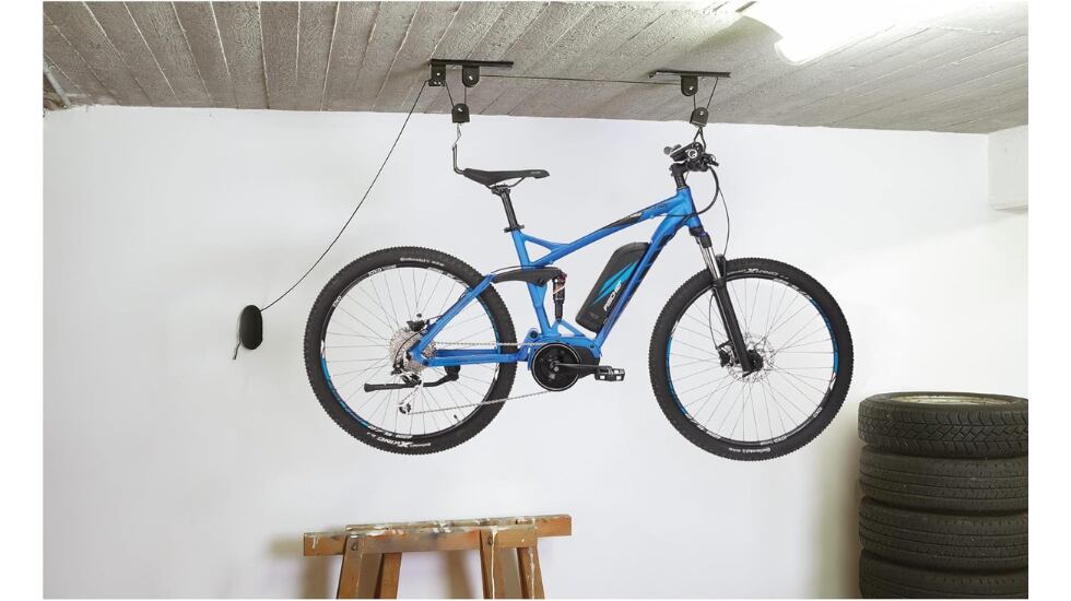 Este sistema para colgar las bicis del techo es uno de los más vendidos en Amazon.