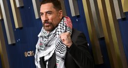 Javier Bardem, con un pañuelo palestino en los Emmy: “Hay que denunciar lo urgente, el genocidio de Israel en Gaza”