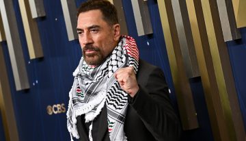 Javier Bardem, con un pañuelo palestino en los Emmy: “Hay que denunciar lo urgente, el genocidio de Israel en Gaza”