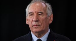 Bayrou se reúne este martes con Le Pen para intentar salvar el Gobierno de Francia