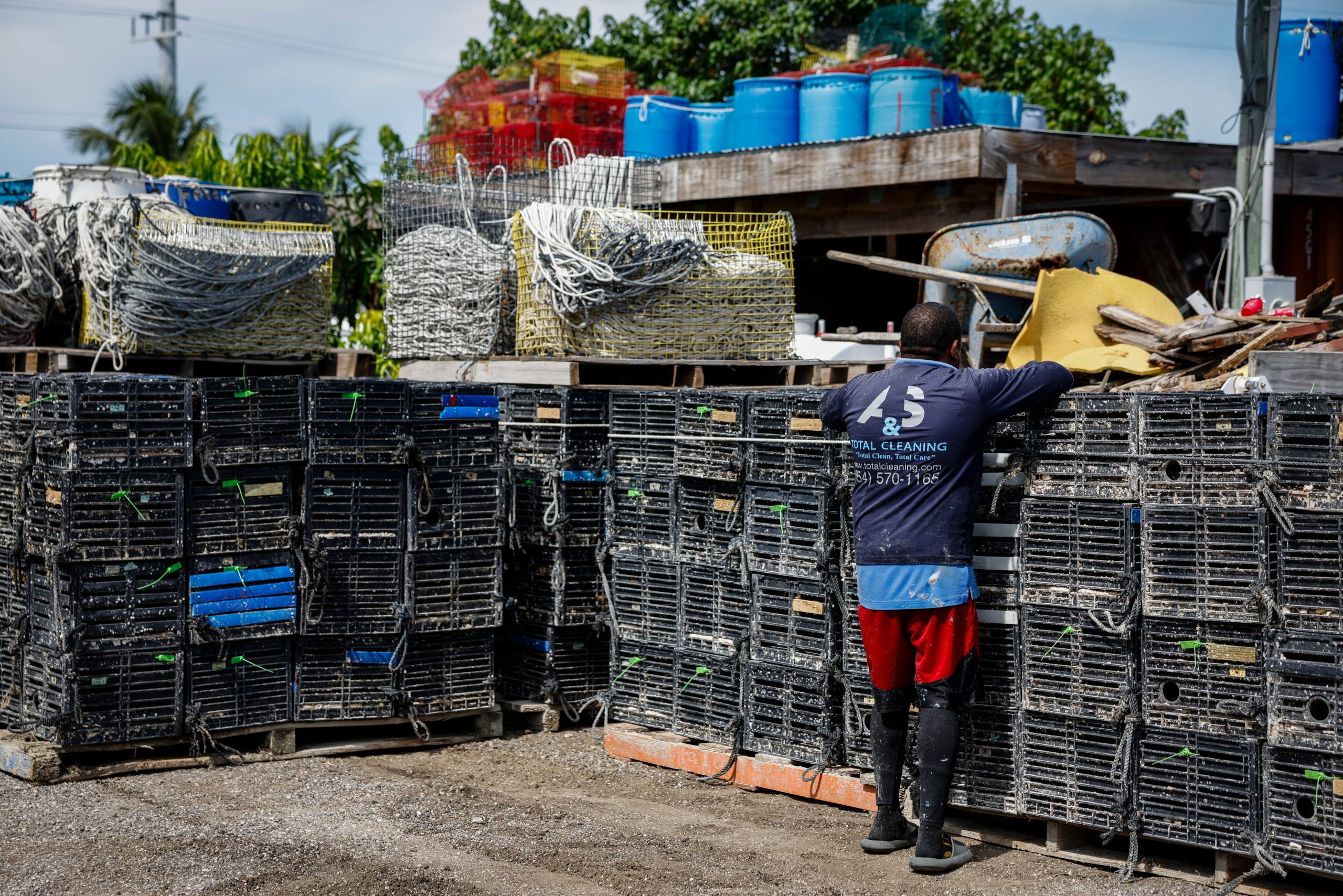 Un pescador nicaragüense junto a las trampas para cangrejos.
