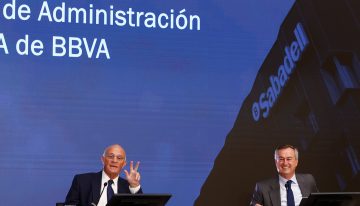 El Sabadell y el BBVA esperan en vilo la decisión del consejero díscolo tras la mejora de la opa
