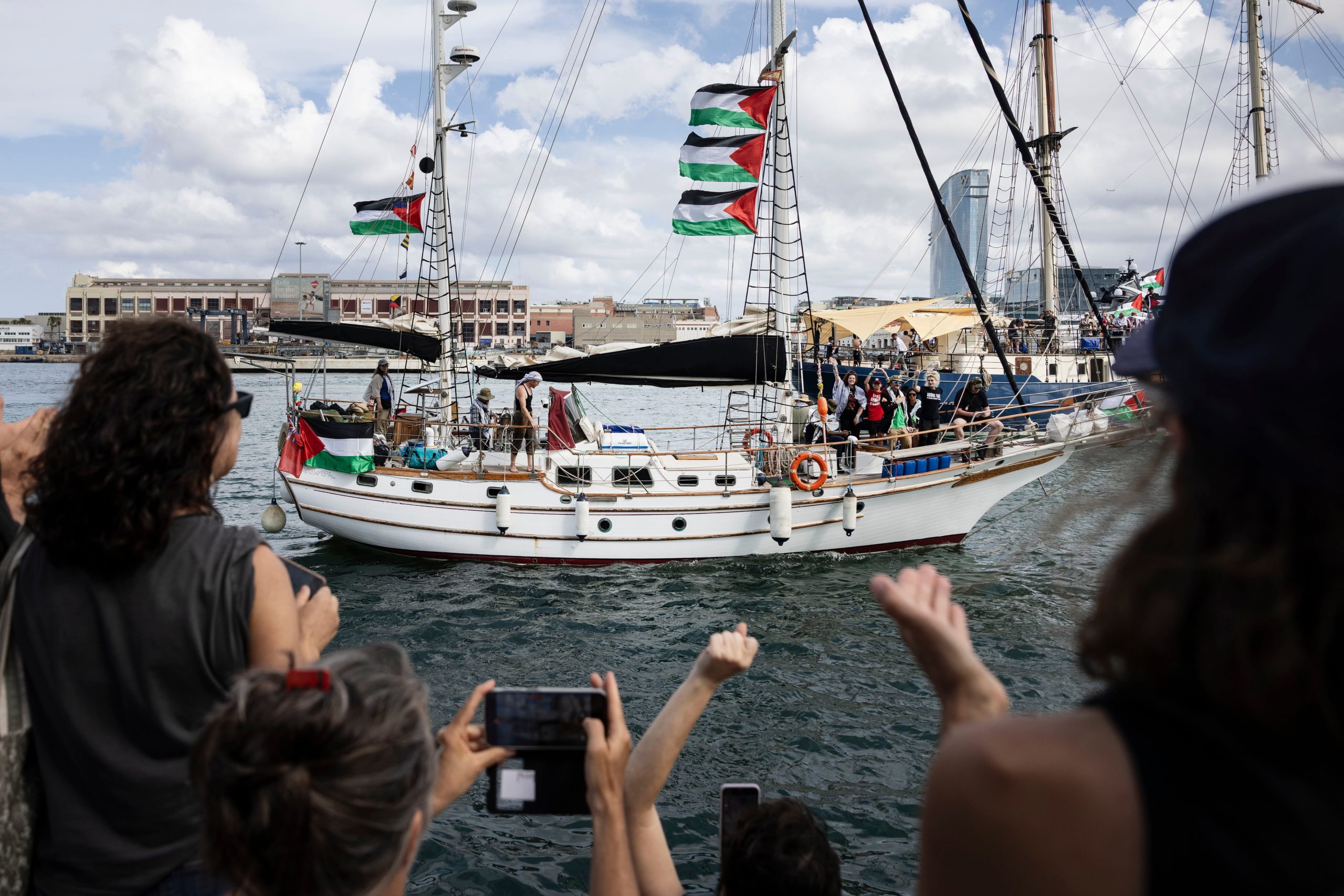 Imagen de la salida de la Global Sumud Flotilla hacia Gaza desde el puerto de Barcelona el domingo.