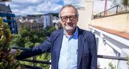 Joan Ramon Villalbí: «Con las altas temperaturas, Barcelona deberá instalar lonas en las calles donde no pueda plantar árboles»