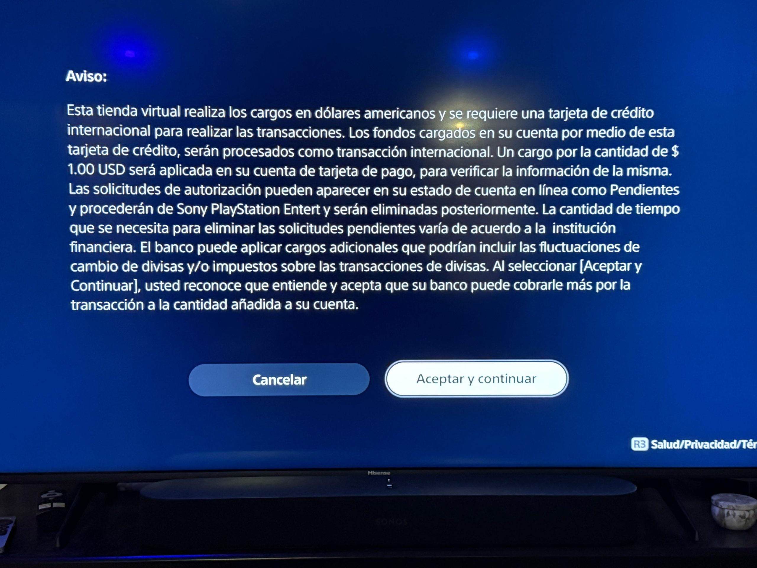 CDATA[
La PlayStation Store atraviesa una polémica en México tras exhibir sus precios en dólares en lugar de pesos , lo que contraviene a la Ley Federal de Protección al Consumidor (LFPC). El caso estalló en la primera quincena de agosto, cuando un usuario en Reddit denunció esta práctica y llevó su queja a la Procuraduría Federal del Consumidor (Profeco), quién notificó a Sony, matriz de la empresa, que debía modificar sus precios a moneda nacional. Sin embargo, a casi un mes de que el caso salió a la luz, la PlayStation Store sigue mostrando sus precios en dólares, limitándose a incorporar un anuncio en el que notifica a los consumidores sobre ello, el cual deben aceptar si quieren hacer uso de la plataforma.
![