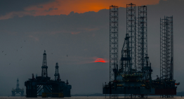 Llevamos décadas hablando del «fin del petróleo»: en 2026 habrá tanto que no tendremos literalmente dónde meterlo