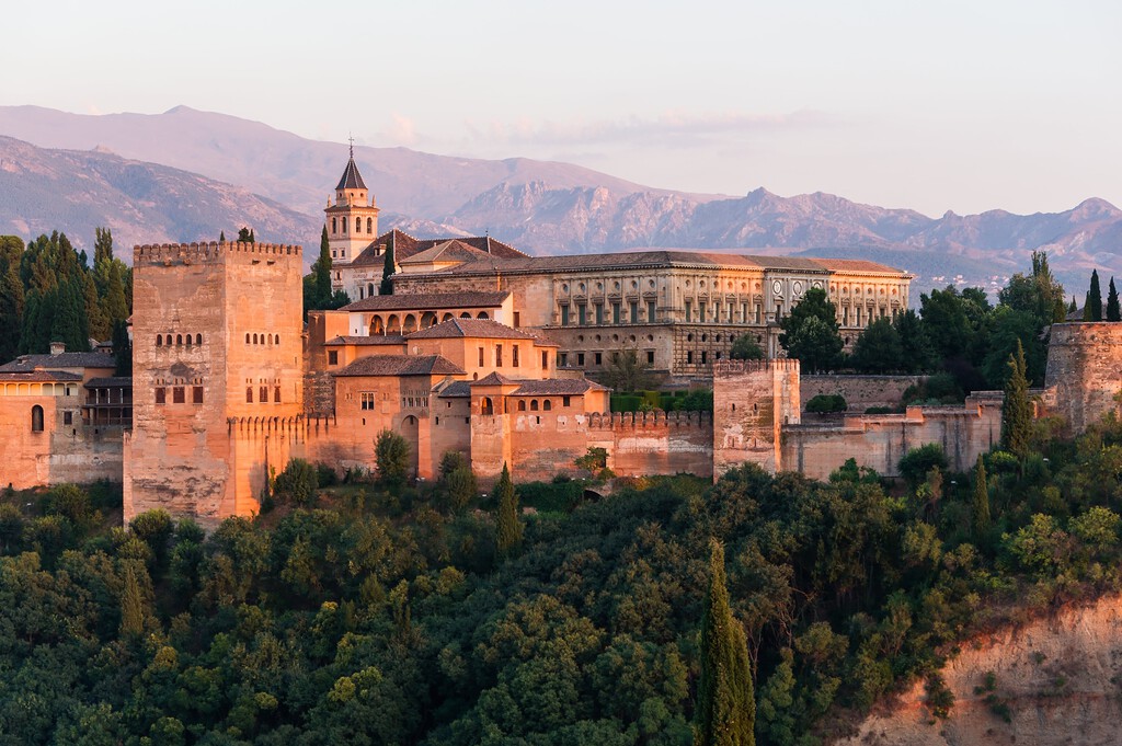 La Alhambra y su entorno son una joya del patrimonio mundial. Ahora le ha surgido una amenaza: paneles solares