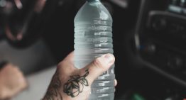 Millones en publicidad nos convencieron de que el agua embotellada era más sana. Hasta que llegaron los microplásticos