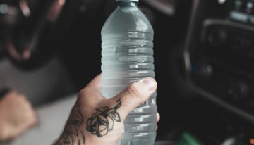 Millones en publicidad nos convencieron de que el agua embotellada era más sana. Hasta que llegaron los microplásticos