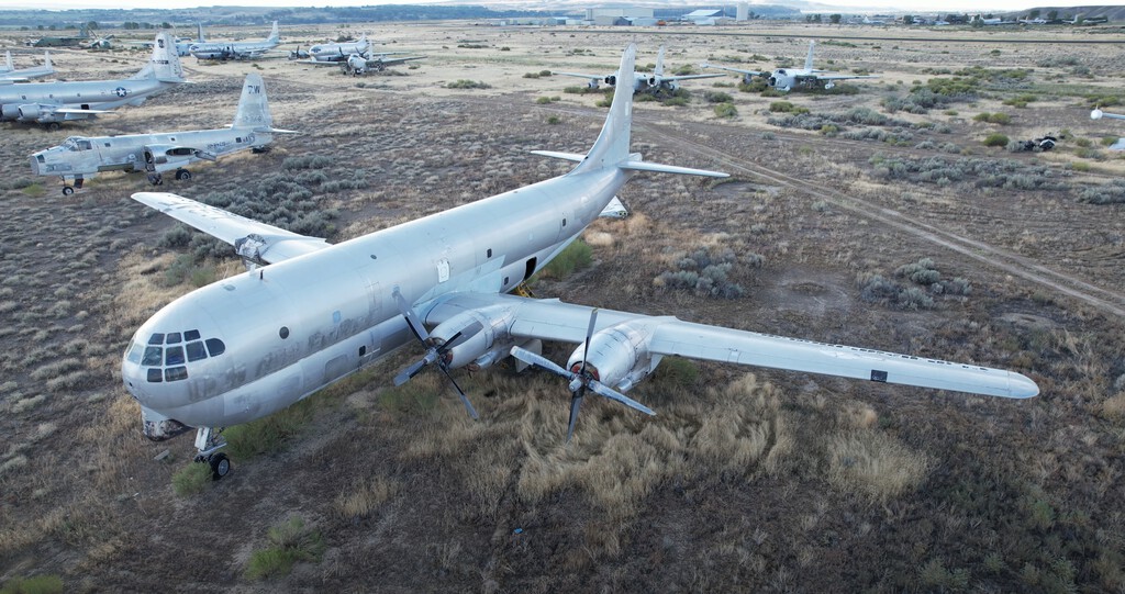 Algunos aviones antiguos acaban en museos. Estos se subastan desde 25 dólares por un alquiler impago