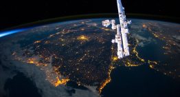 Poco a poco, los astronautas han sido testigos de una transformación radical: las ciudades han dejado de ser amarillas