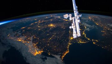 Poco a poco, los astronautas han sido testigos de una transformación radical: las ciudades han dejado de ser amarillas