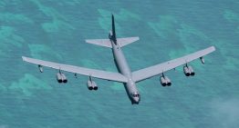 Que la Fuerza Aérea de EEUU vuele sus tres bombarderos B-52 es normal. Que lo haga frente a Venezuela no tanto