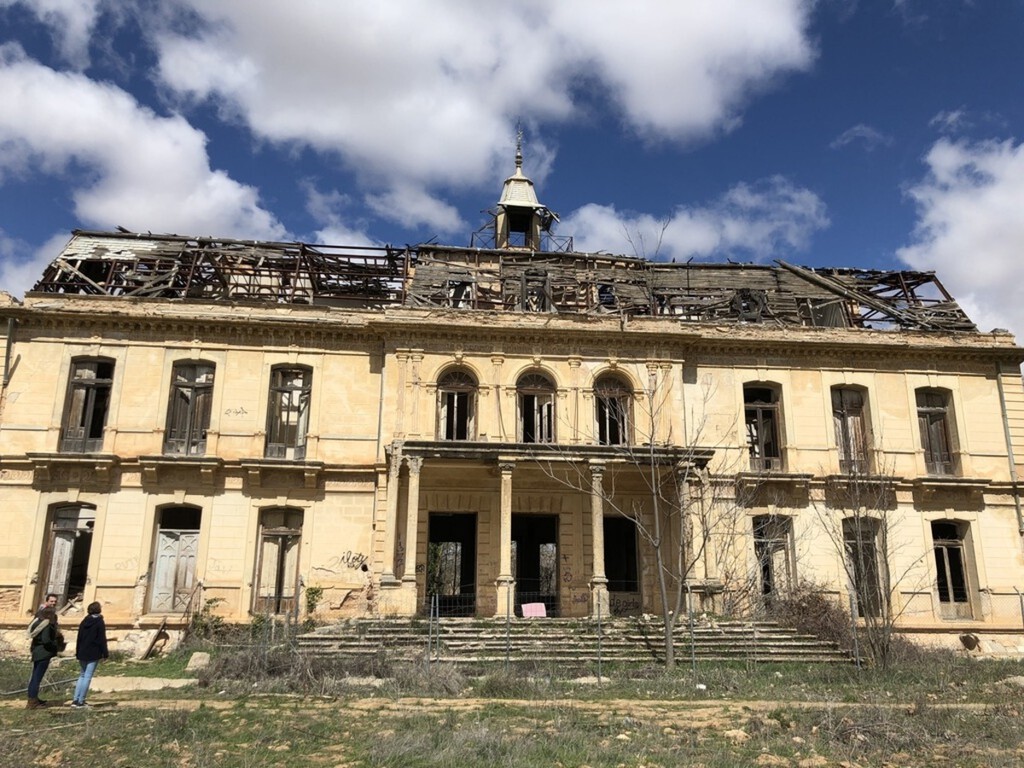 Cuenca lleva décadas viendo cómo su "Palacio de Versalles" se cae a pedazos. Hay quien se ha propuesto cambiarlo