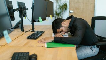 Se supone que la IA nos iba a liberar del trabajo. De momento los ingenieros que la desarrollan trabajan 100 horas a la semana