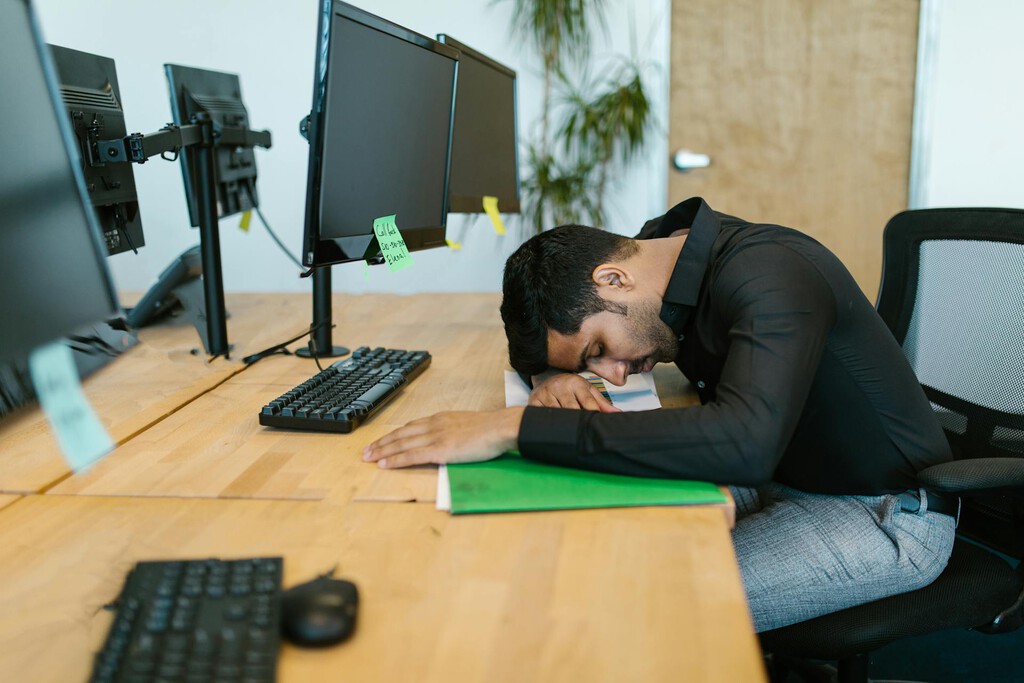 Se supone que la IA nos iba a liberar del trabajo. De momento los ingenieros que la desarrollan trabajan 100 horas a la semana 