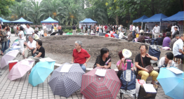 La app de citas más popular de China no está en el móvil: está en un parque lleno de padres con paraguas