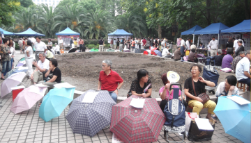 La app de citas más popular de China no está en el móvil: está en un parque lleno de padres con paraguas