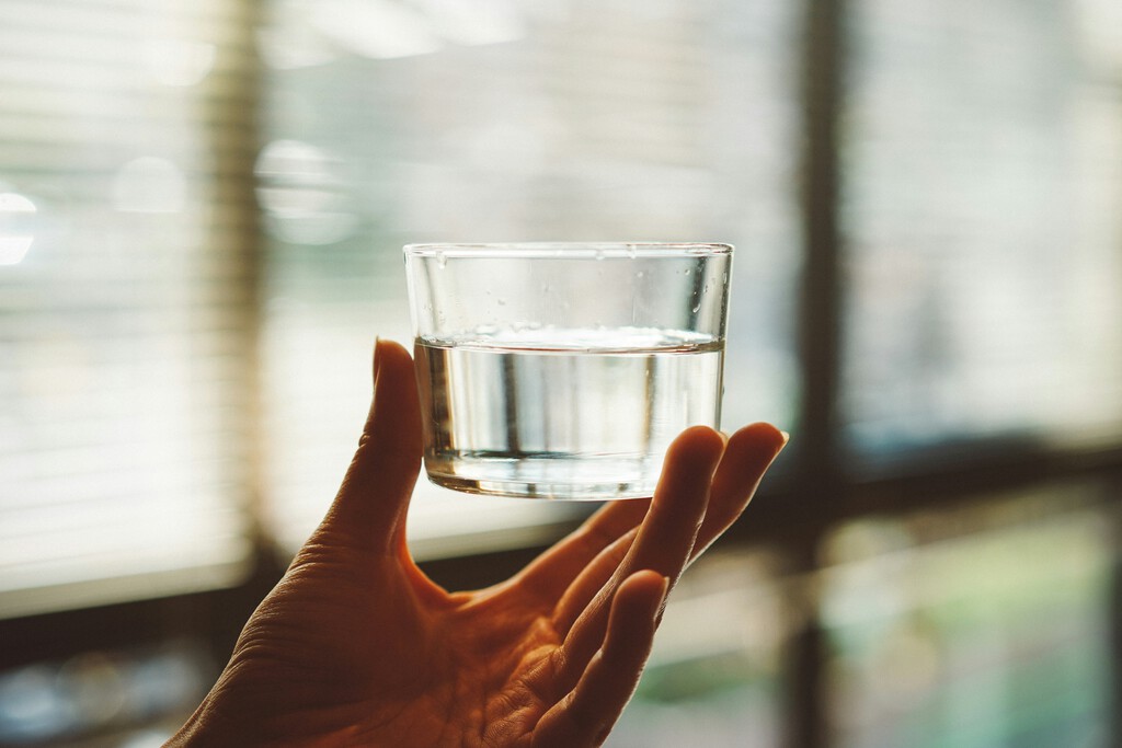 Cada vez bebemos menos alcohol, así que alguien ya ha visto el nuevo negocio: aguas "premium"