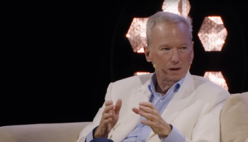 Para el ex CEO de Google la ventaja de China está en que siguen aplicando el modelo 996: «si quieres ganar, hay que hacer sacrificios»