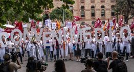 Centenares de médicos se movilizan en Barcelona durante la huelga de 24 horas: «No más guardias sin cotizar»