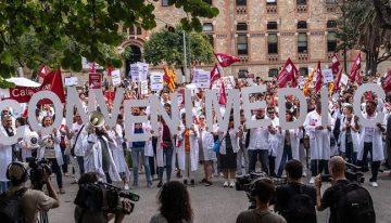 Centenares de médicos se movilizan en Barcelona durante la huelga de 24 horas: «No más guardias sin cotizar»