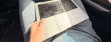 Llevo años sin poder usar el Mac en el coche por culpa de los mareos. Un ajuste de macOS 26 acaba de resolver el problema 