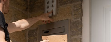 Cada vez más repartidores dejan sus paquetes a los vecinos sin avisar. La AEPD acaba de poner la primera multa