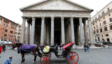 Un turista muere al caer del muro perimetral del Panteón de Roma