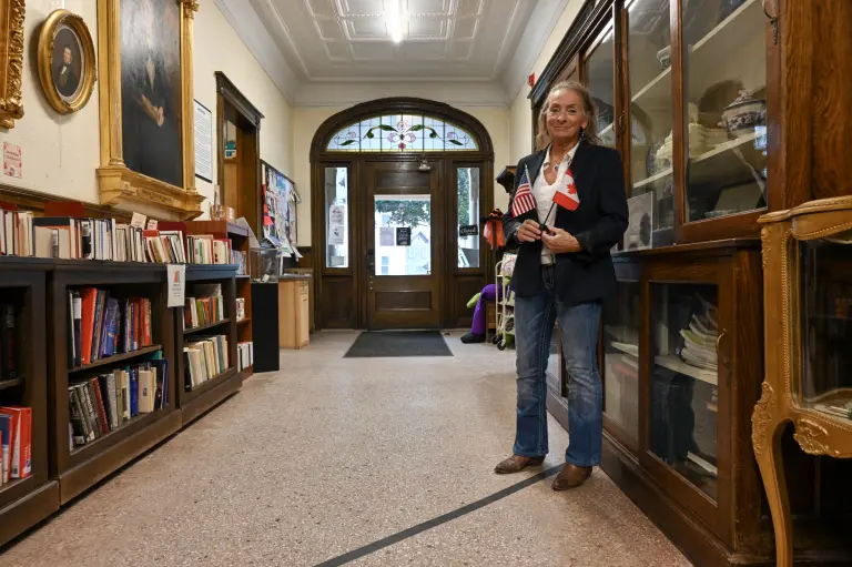 Trump cancela acceso de Canadá a biblioteca fronteriza compartida