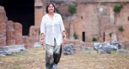 En la nova distopia d’Ali Smith, la repressió i els desnonaments són el pa de cada dia