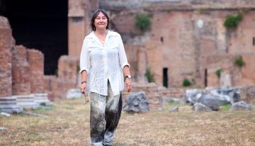En la nova distopia d’Ali Smith, la repressió i els desnonaments són el pa de cada dia