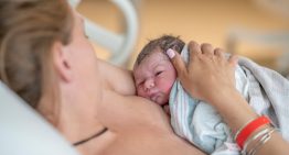Los beneficios del piel con piel al nacer: favorece la lactancia materna y estabiliza la temperatura y la respiración del bebé