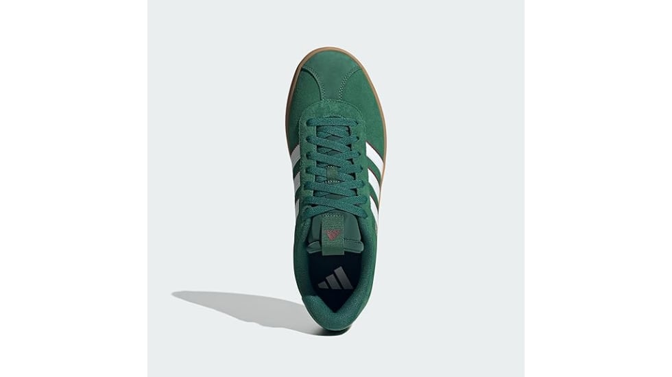 Estas zapatillas Adidas están disponibles en uno de los colores de la temporada: el verde.