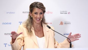 Díaz pide a Garamendi que “deje de frivolizar” el permiso por fallecimiento tras decir que necesitaría 10 días para “descansar” de ella