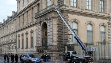 La empresa de la escalera utilizada para el robo en el Louvre lanza una campaña de publicidad: “Silenciosa como un susurro”