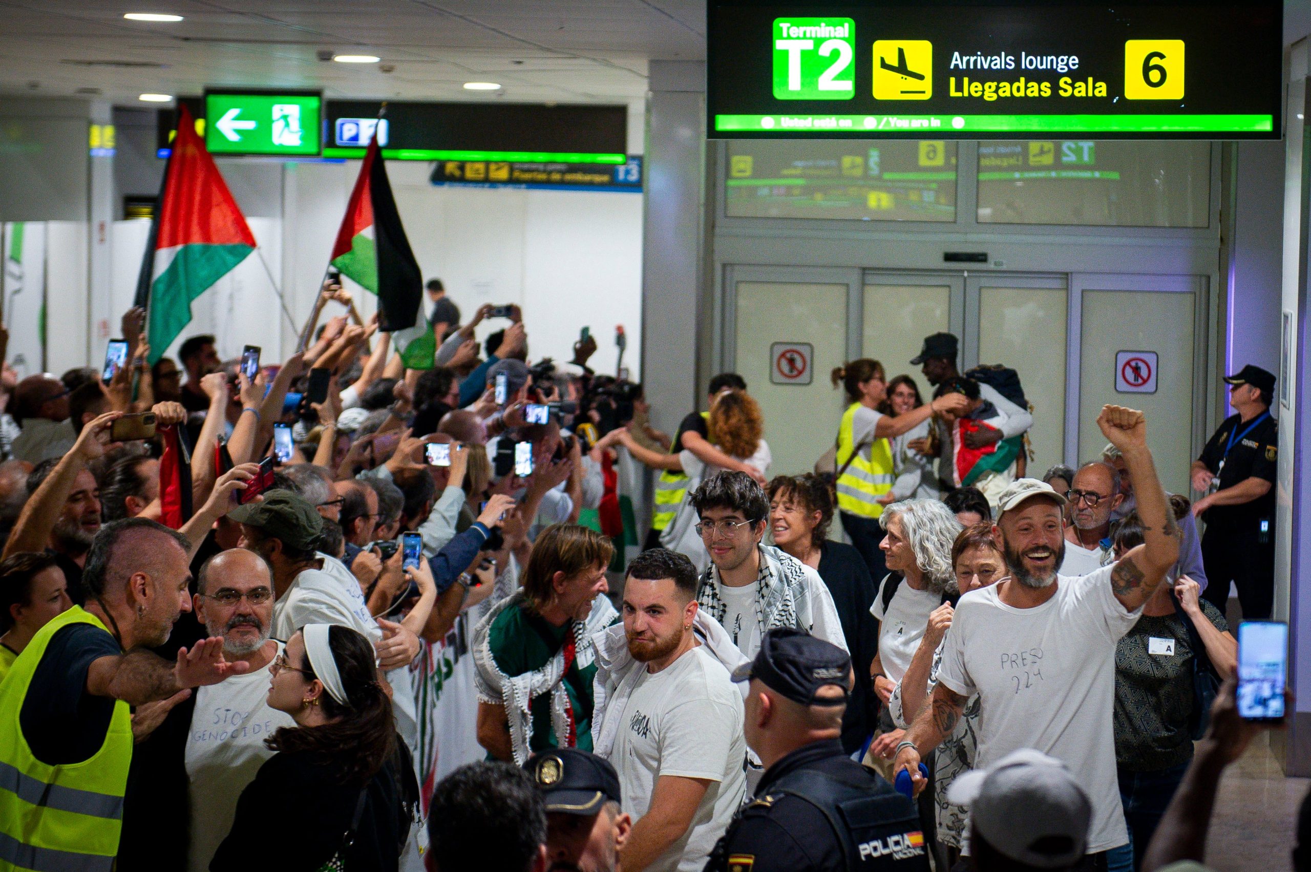 Llegada de los integrantes de la flotilla en el aeropuerto de Madrid-Barajas, en la noche lunes 6 de octubre.
