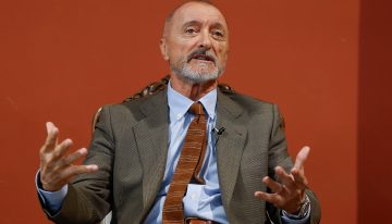Pérez-Reverte acusa al Gobierno de querer colonizar la RAE y atiza la guerra con el Instituto Cervantes